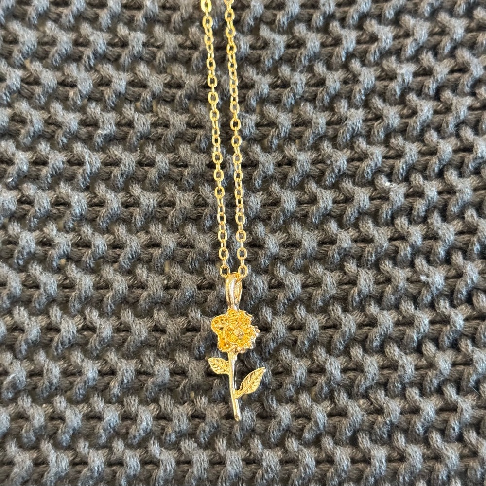 Elegant Gold Flower Pendant Necklace